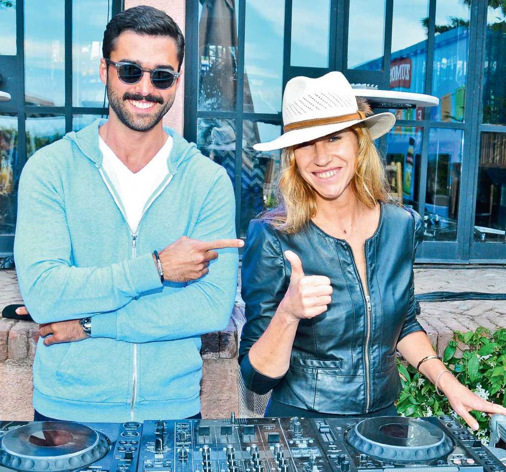 Meyve suyu partisinde eğlendiler