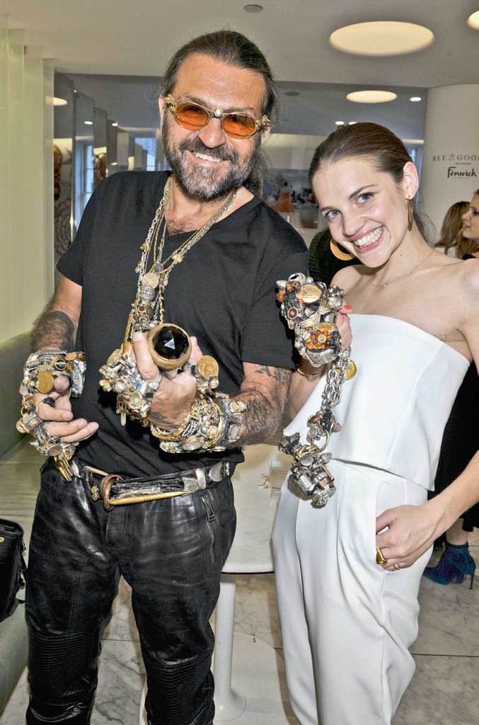 Yeni koleksiyonunu Londra'da tanıttı