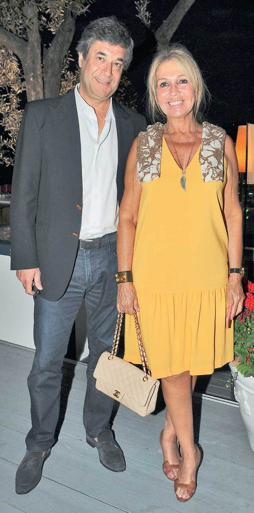 Yeni restoranda davet verdi