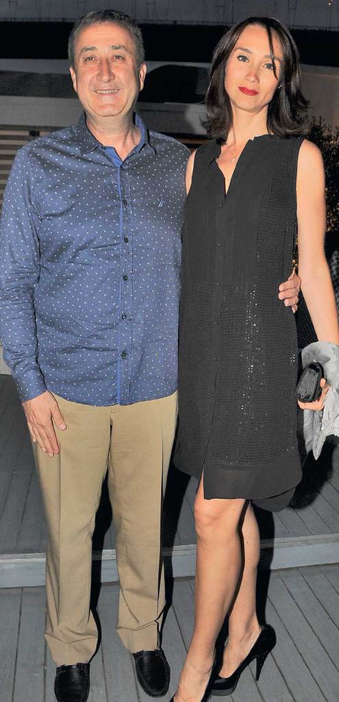 Yeni restoranda davet verdi