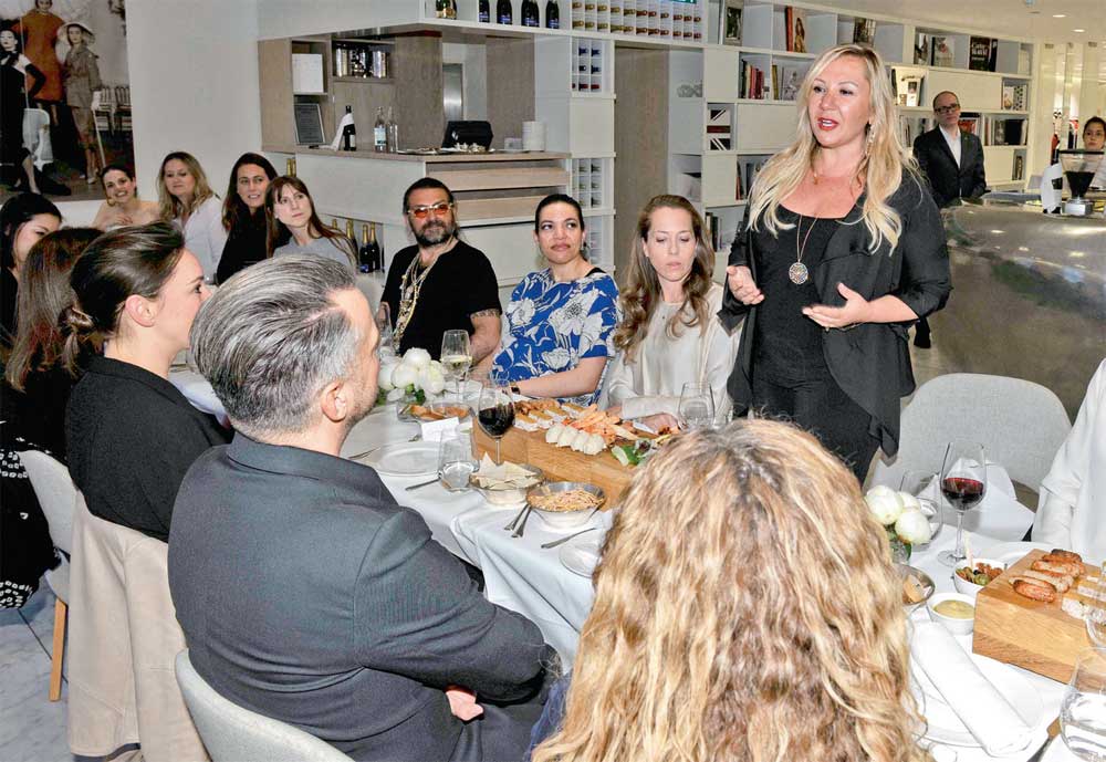 Yeni koleksiyonunu Londra'da tanıttı