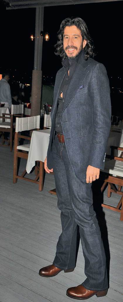 Yeni restoranda davet verdi