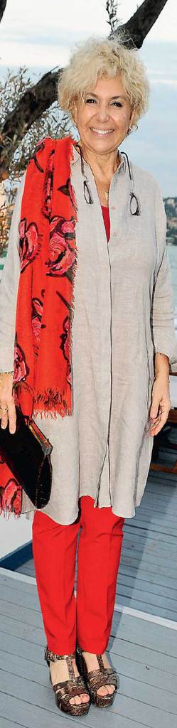 Yeni restoranda davet verdi