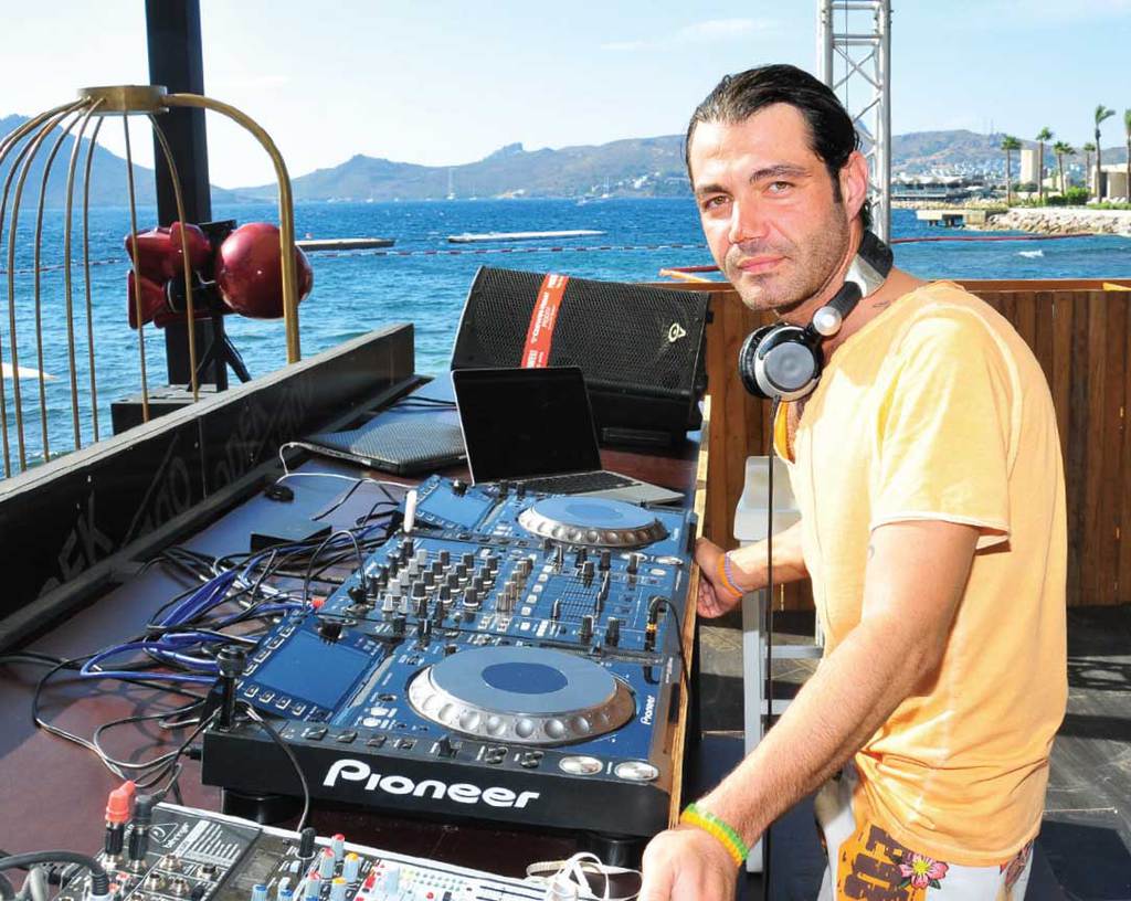 Beach’te akşamüstü partisi