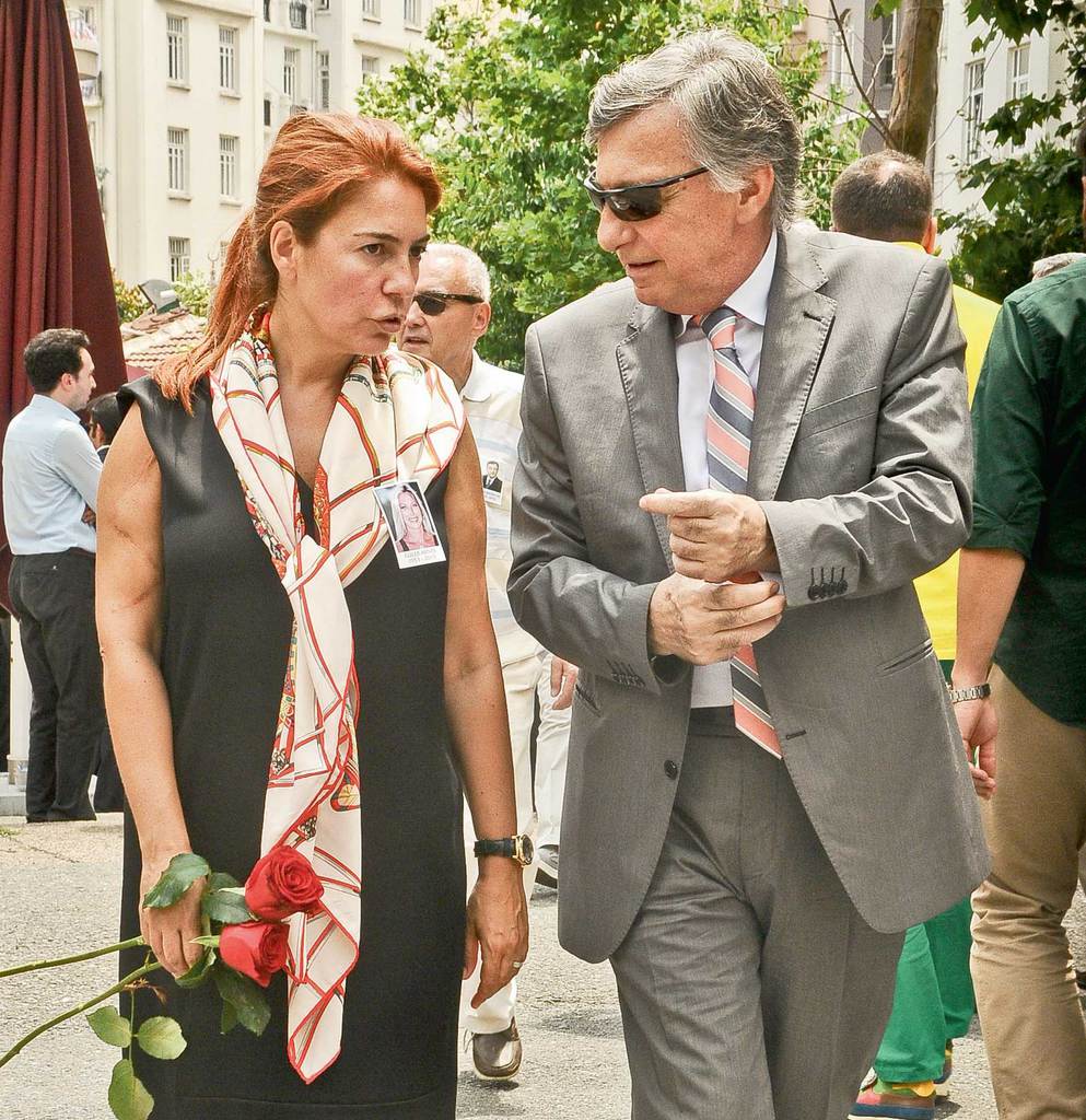 Sevenleri gözyaşlarıyla uğurladı