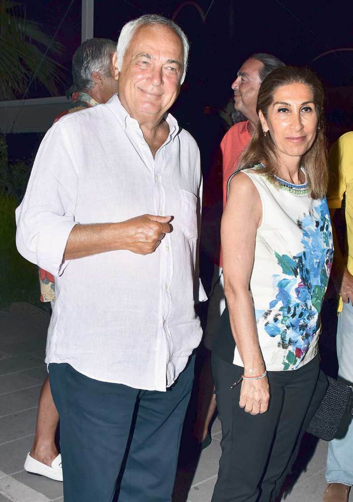 Aile işletmesinin açılışına şık davet