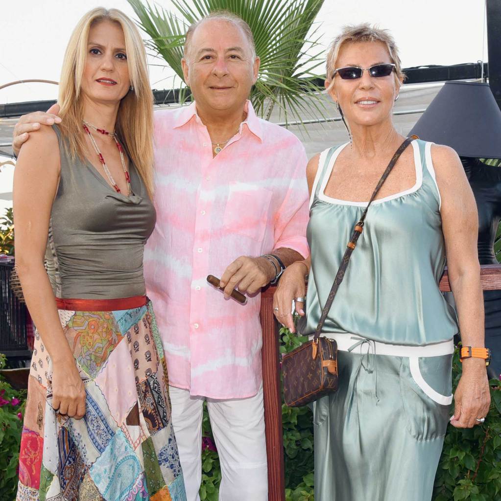 Aile işletmesinin açılışına şık davet