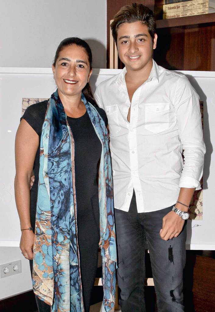 Renklerin dansı ebru sergisinde buluştu