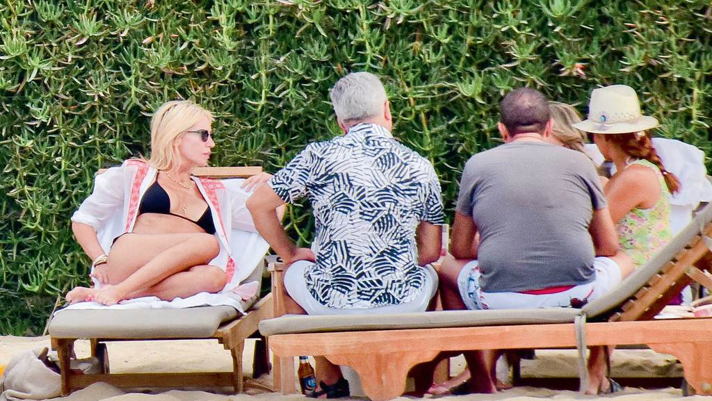 Ege'de deniz ve güneşin tadını çıkarıyorlar