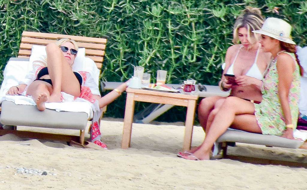 Ege'de deniz ve güneşin tadını çıkarıyorlar