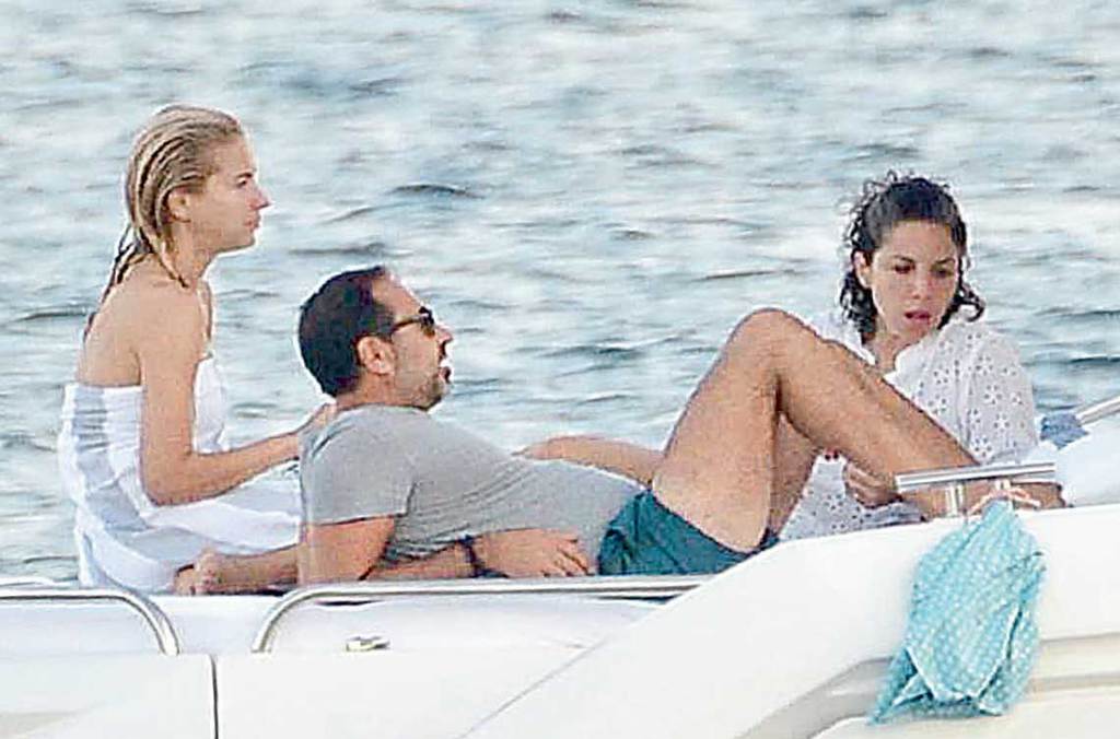 Ege'de deniz ve güneşin tadını çıkarıyorlar