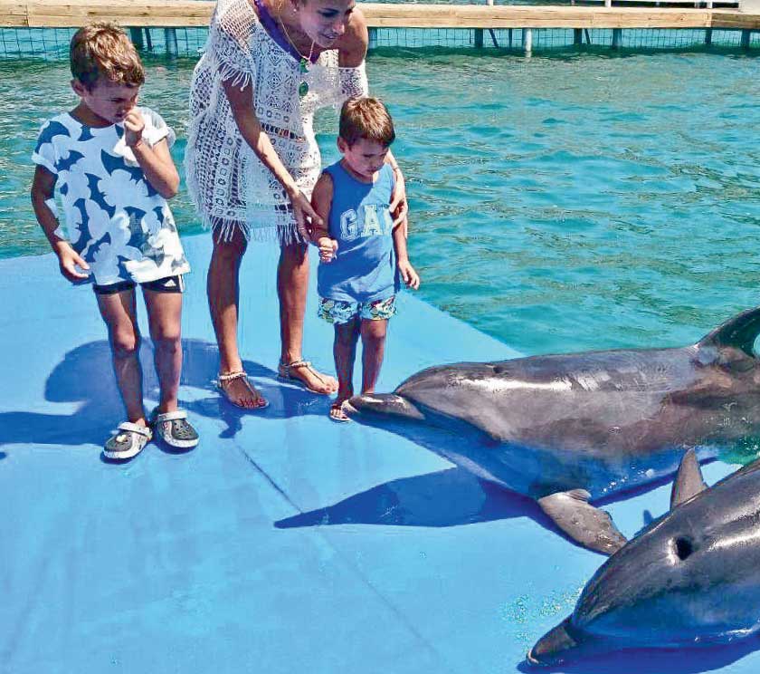 Ege'de deniz ve güneşin tadını çıkarıyorlar