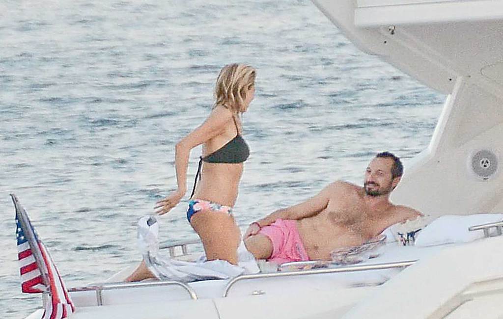 Ege'de deniz ve güneşin tadını çıkarıyorlar