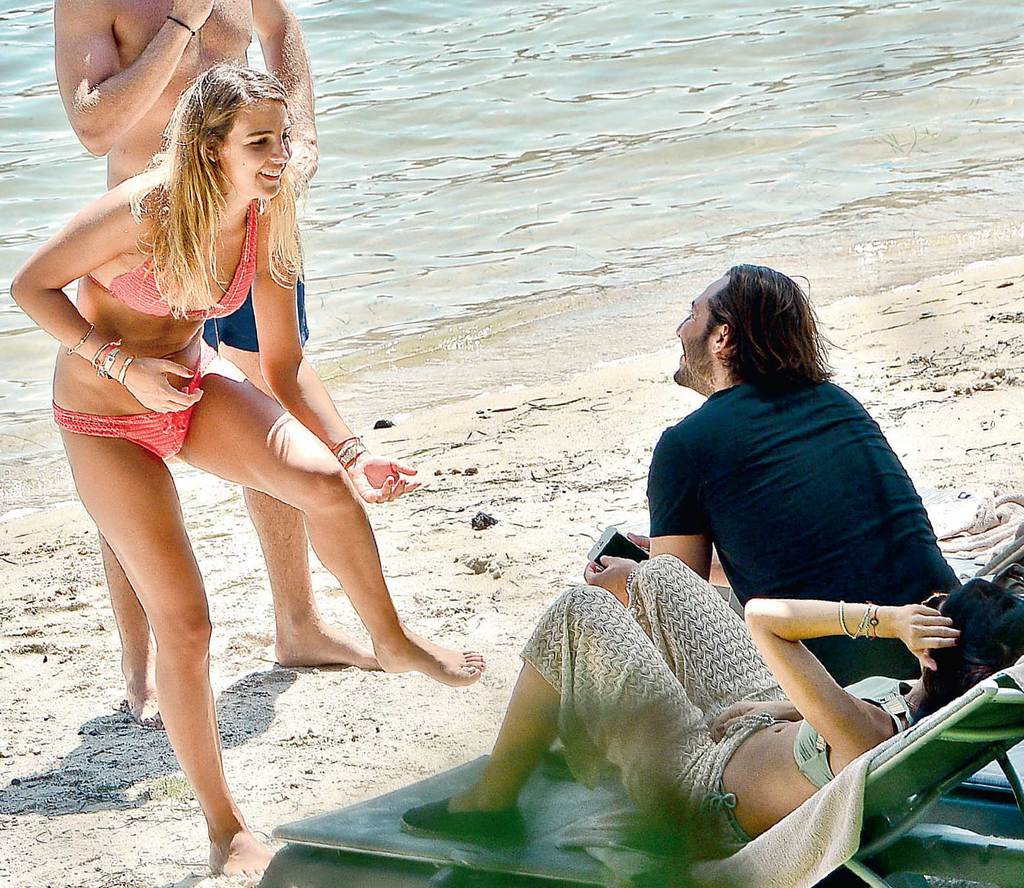 Ege'de deniz ve güneşin tadını çıkarıyorlar