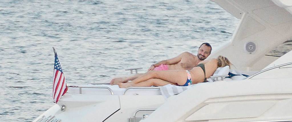 Ege'de deniz ve güneşin tadını çıkarıyorlar