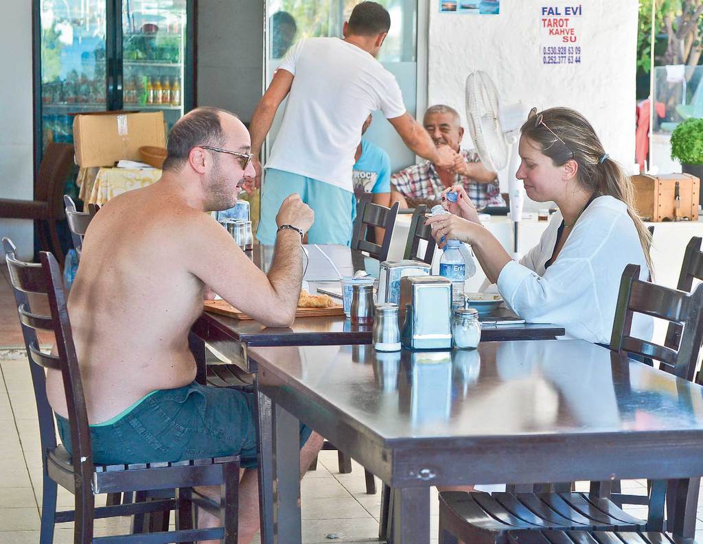 Ege'de deniz ve güneşin tadını çıkarıyorlar