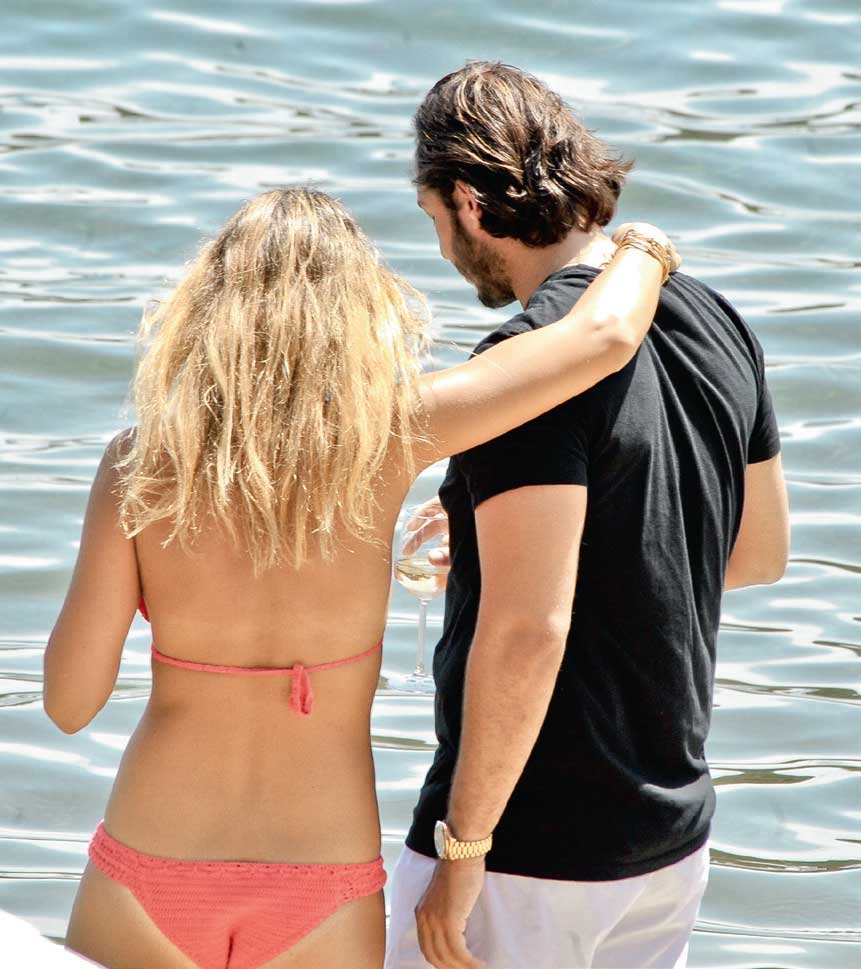 Ege'de deniz ve güneşin tadını çıkarıyorlar