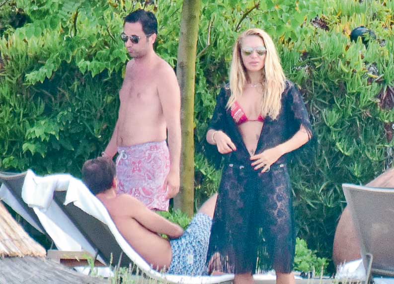 Ege'de deniz ve güneşin tadını çıkarıyorlar