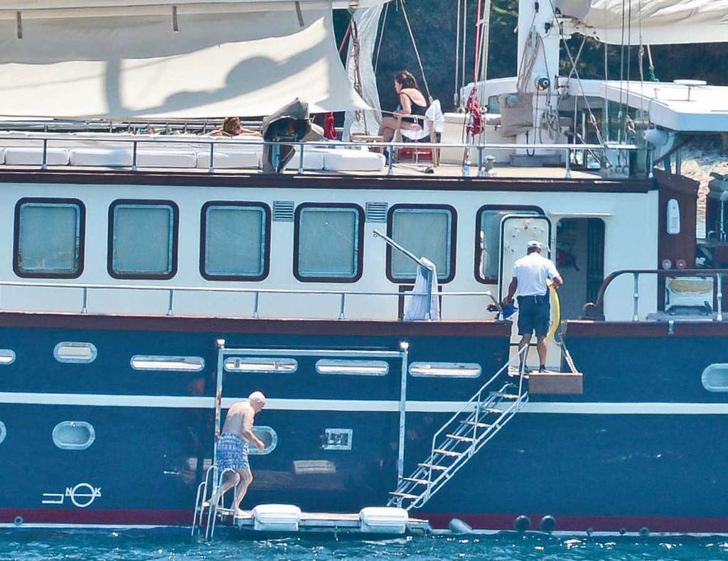 Ege'de deniz ve güneşin tadını çıkarıyorlar