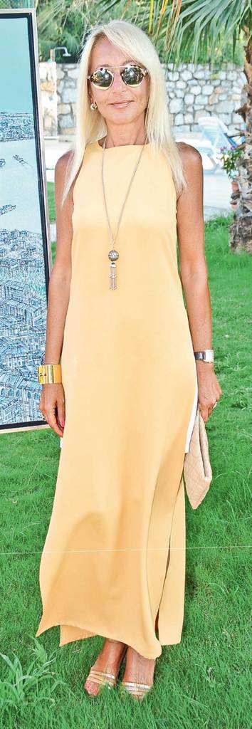 Çay davetiyle sergi gezdiler