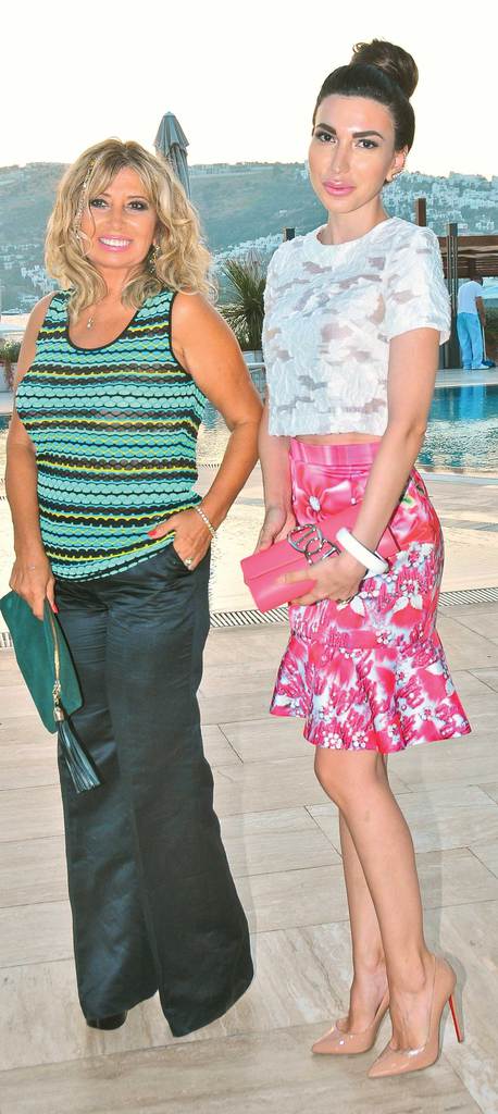 Manzara eşiliğinde sergi açılışı