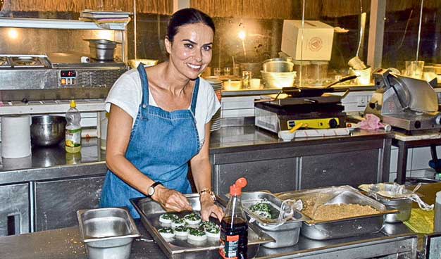 Hünerlerini dostları için sergiledi