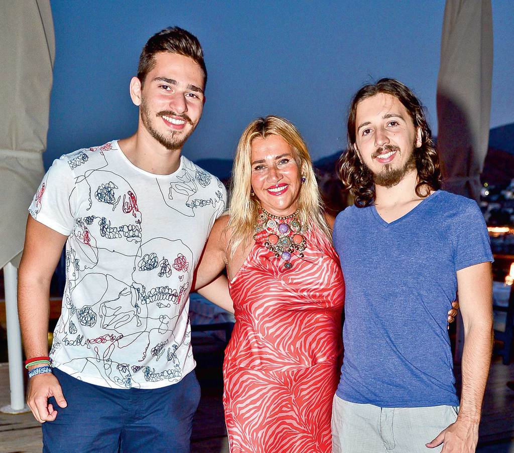 Tatilde bile yardıma devam ediyorlar