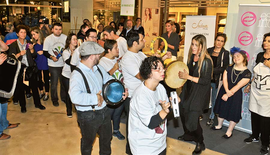 Geleneksel kermeste bir araya geldiler