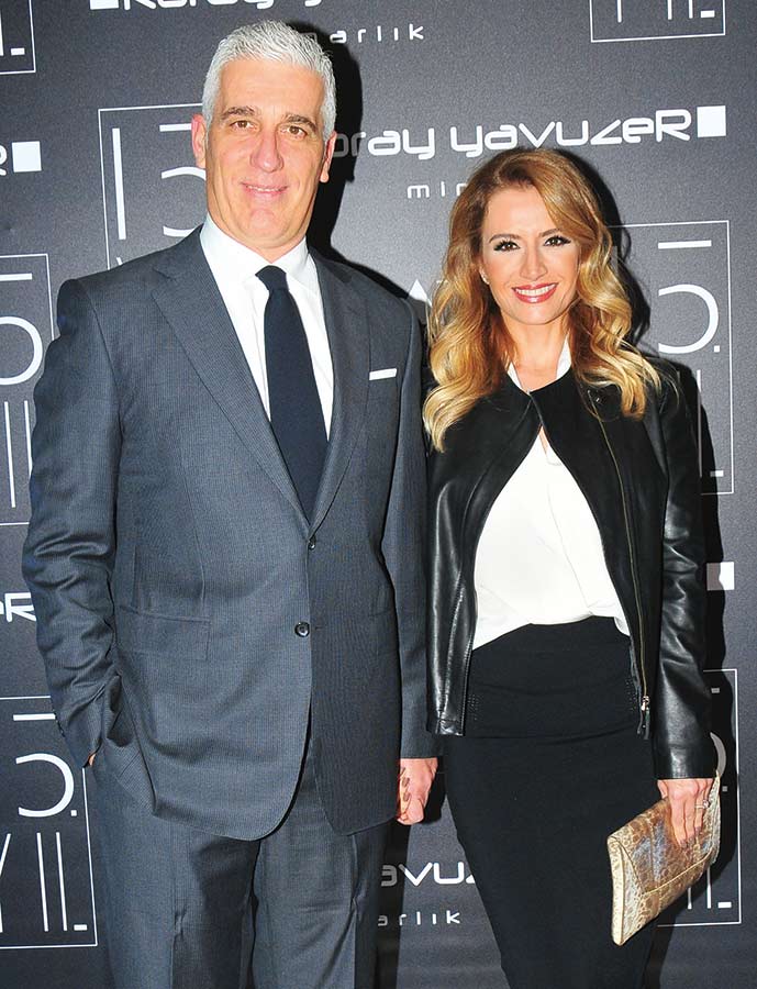 15.yılını dostlarıyla kutladı