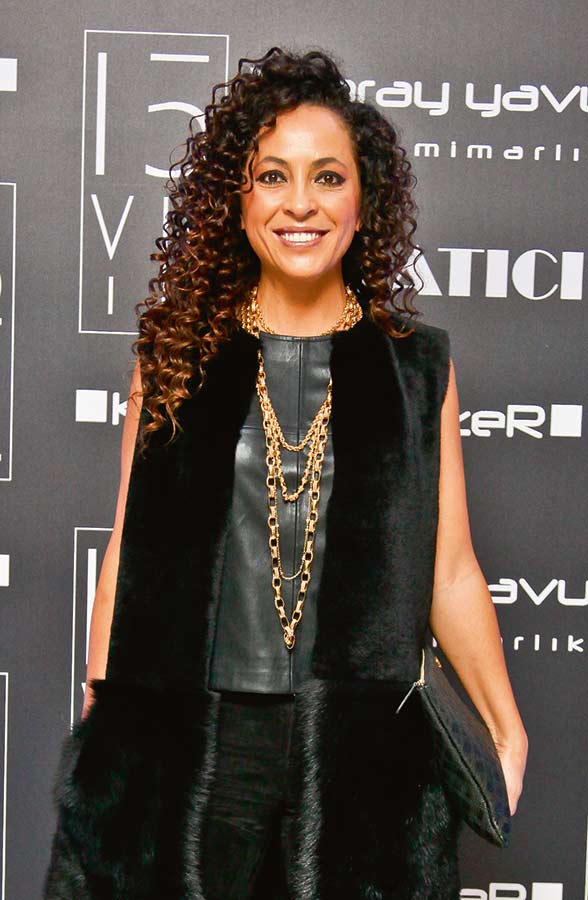 15.yılını dostlarıyla kutladı