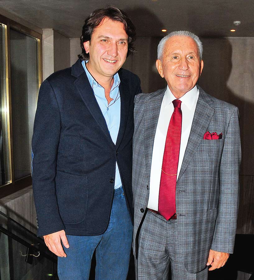 15.yılını dostlarıyla kutladı