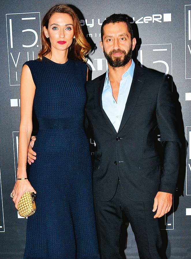 15.yılını dostlarıyla kutladı