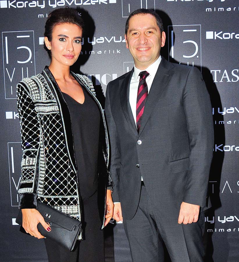 15.yılını dostlarıyla kutladı