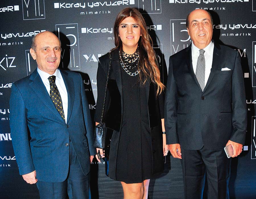 15.yılını dostlarıyla kutladı