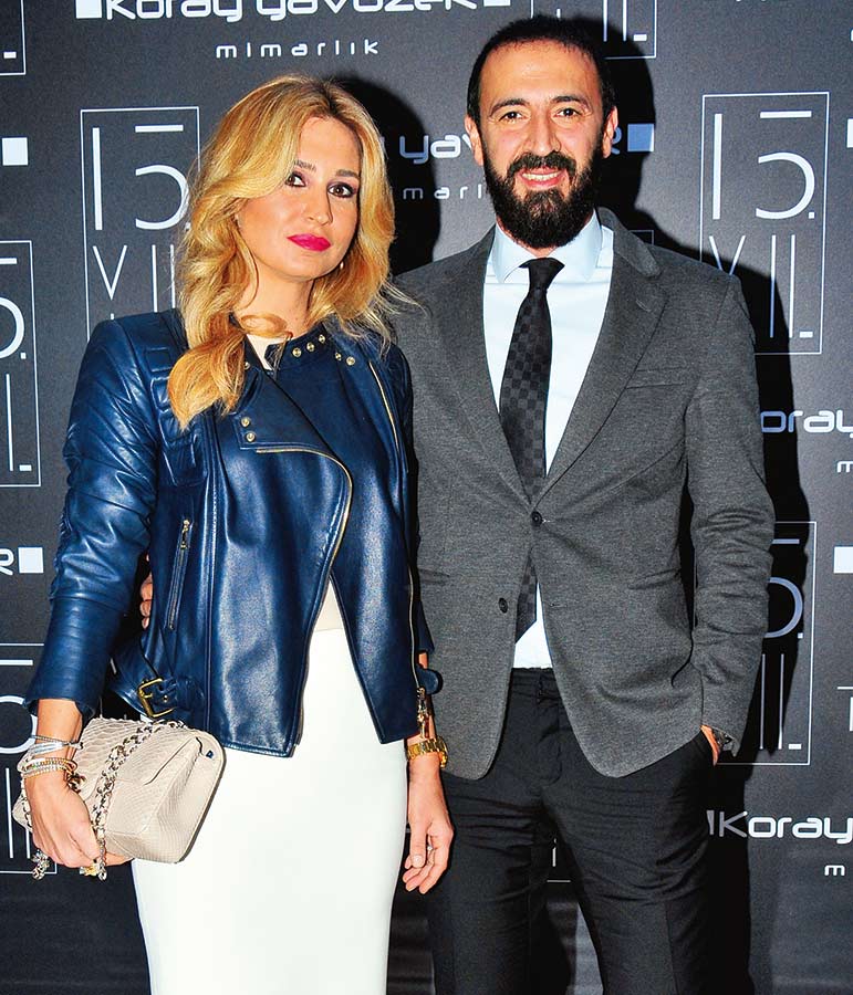 15.yılını dostlarıyla kutladı