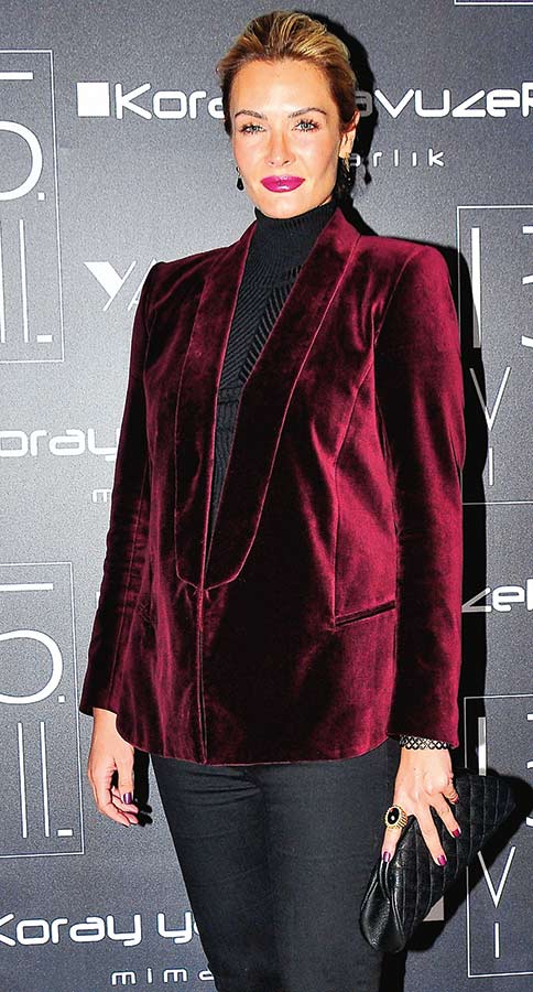 15.yılını dostlarıyla kutladı