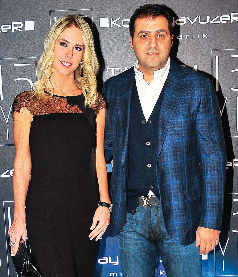 15.yılını dostlarıyla kutladı