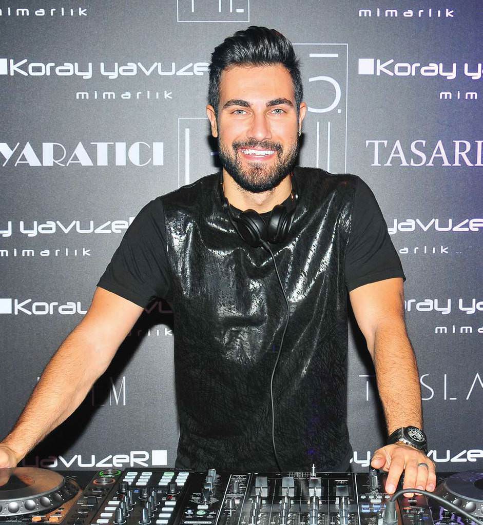 15.yılını dostlarıyla kutladı