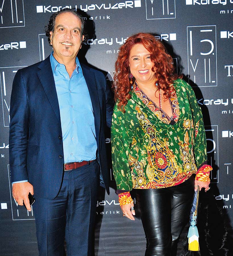 15.yılını dostlarıyla kutladı