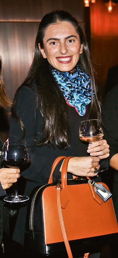 15.yılını dostlarıyla kutladı