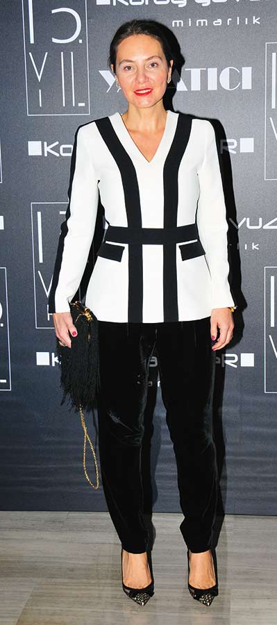 15.yılını dostlarıyla kutladı