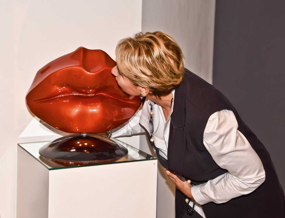 Resim ile heykeller bir arada sergileniyor