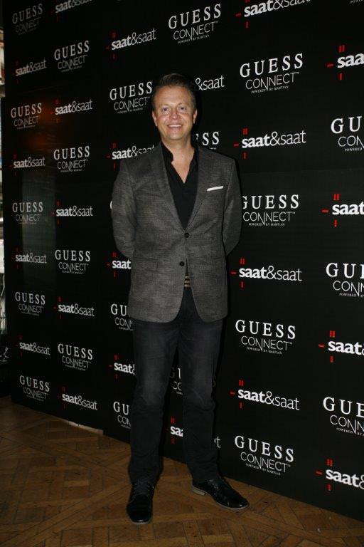 Guess'den akıllı saat  