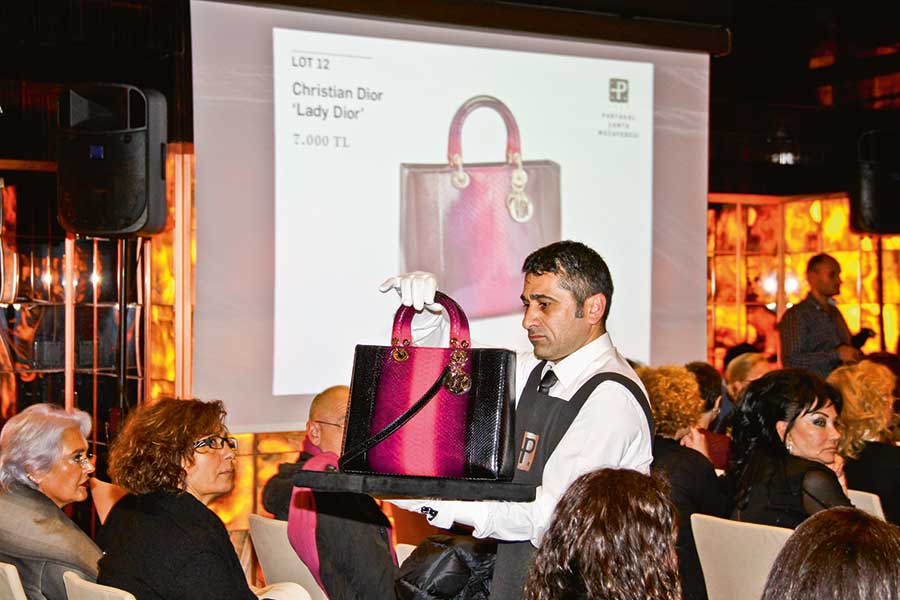 İlk çanta müzayedesine büyük ilgi 