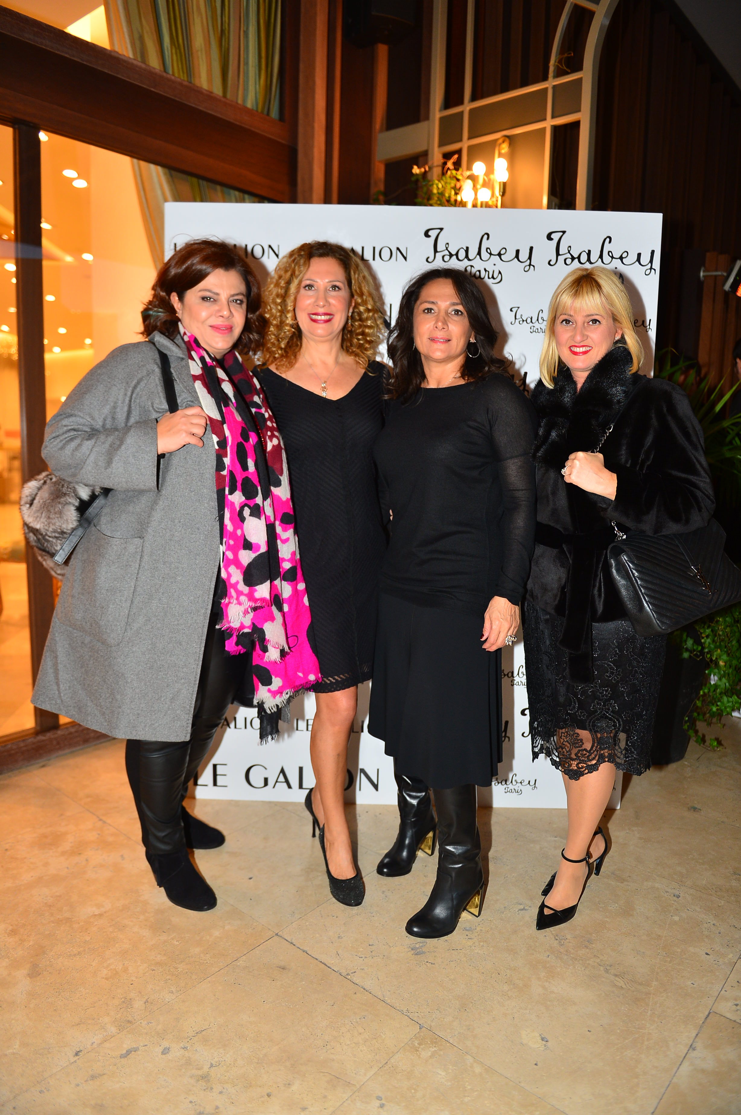 Ünlüler iki yeni parfümle tanıştı