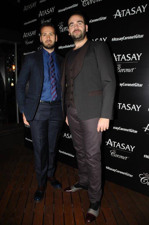 Milyon dolarlık gitar eşliğinde söylediler