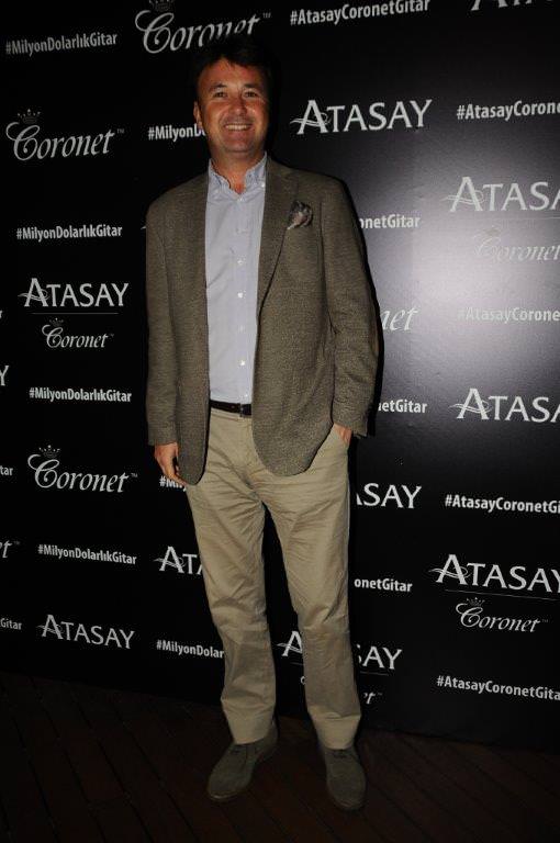 Milyon dolarlık gitar eşliğinde söylediler