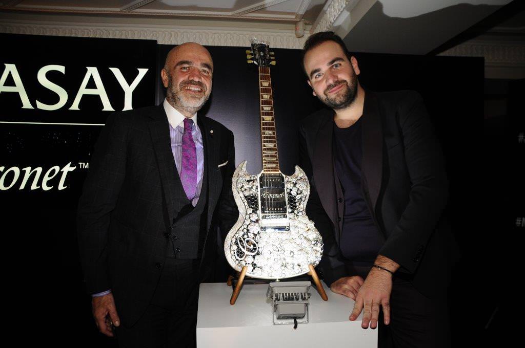 Milyon dolarlık gitar eşliğinde söylediler