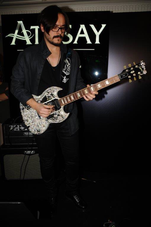 Milyon dolarlık gitar eşliğinde söylediler