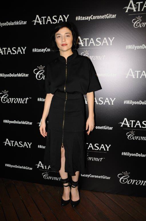 Milyon dolarlık gitar eşliğinde söylediler